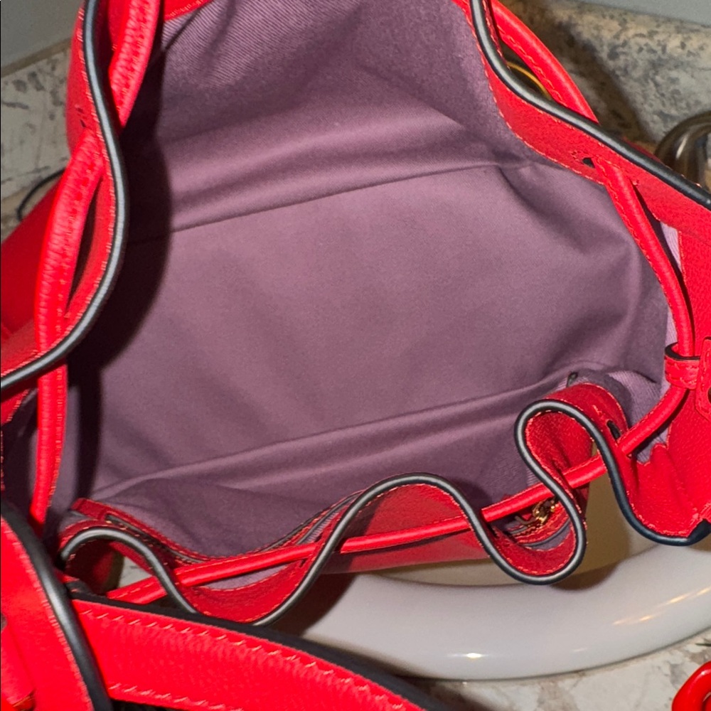 VERSACE
Grained Calfskin La Medusa Bucket
Bag Red
Bag - Picture 9 of 17